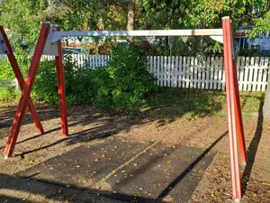 Ulkoleikkipuiston metallinen keinutelineen runko U4