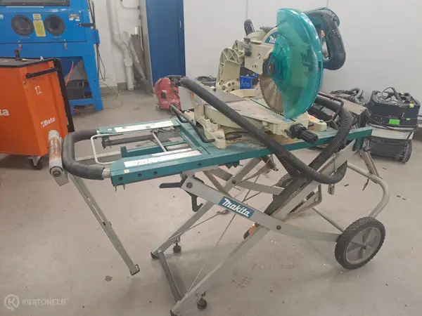 Makita LS1214L sirkkeli, Makitan liukupöydällä