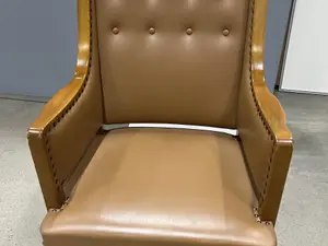 Korkeaselkäinen nojatuoli (nro 484) tila P Erä 5.