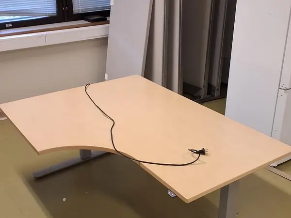 Sähkösäätöinen toimistopöytä