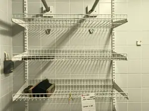 Hyllyt kiskoilla 2 kpl (nro 133) tila 1. Eteinen 3