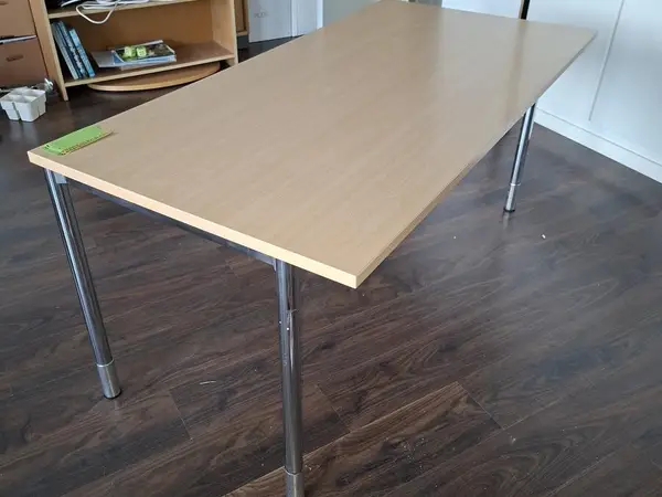 Sivupöytä tai ruokapöytä