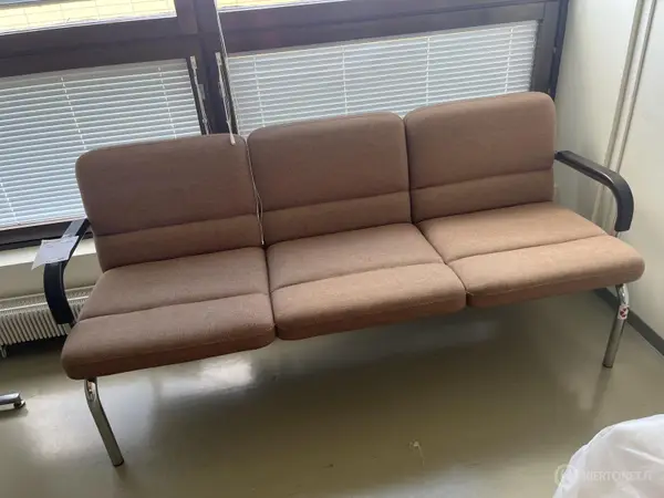 Sohva (nro 185) tila E2 Kuulokeskus 136B
