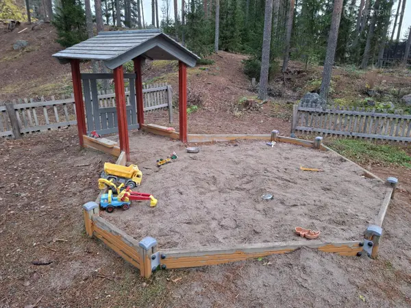Hausjärven kunta myy Pöllöpuiston kalustusta, Hiekkalaatikko katoksella, Ryttylä