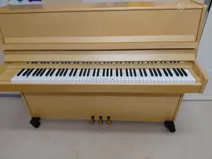Puunvärinen Hellas piano
