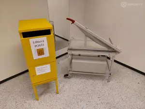 Keltainen metallinen postilaatikko & paperileikkuri