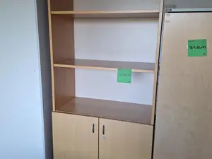 Isku kirjahylly lukittavalla kaapilla