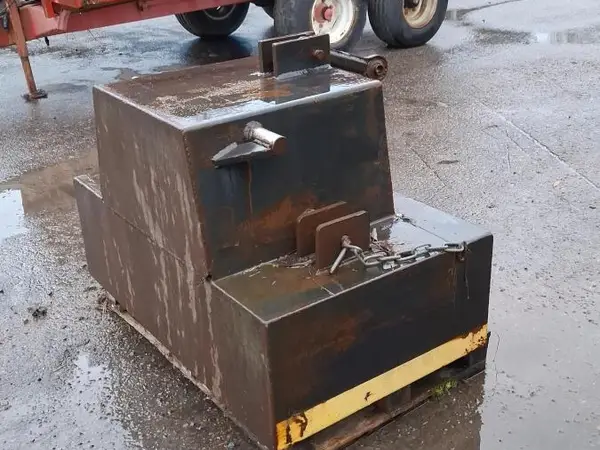 Traktorin peräpaino kolmipistekiinitykseen noin 1000 kg