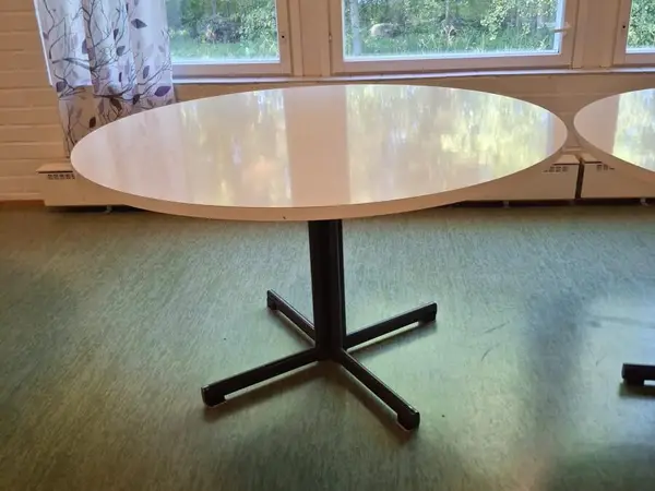1. Pyöreä pöytä halkaisija 125 cm korkeus 73cm