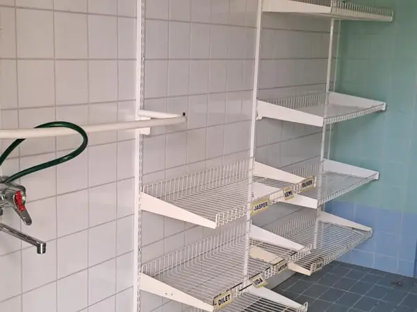 Sovellakiskot, hyllyt, naulakko, hana ja letku Aula 2