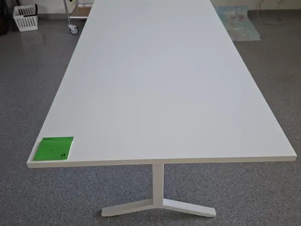 Neuvottelupöytä valkoinen