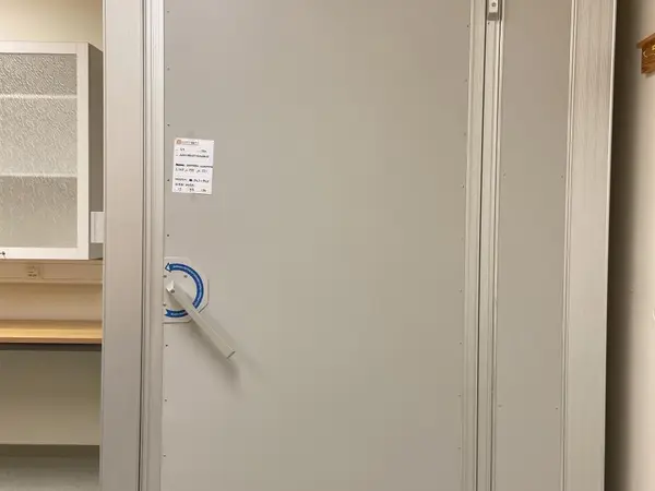 Äänieristys huone (nro 47) tila E2 Kuulokeskus 120