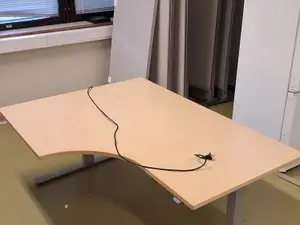 Sähkösäätöinen toimistopöytä