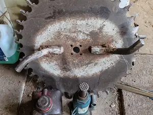 Iso, hammaskehällä varustettu pyörösahanterä tai muu järeä teräslevy ja tunkit. nro UV3 33