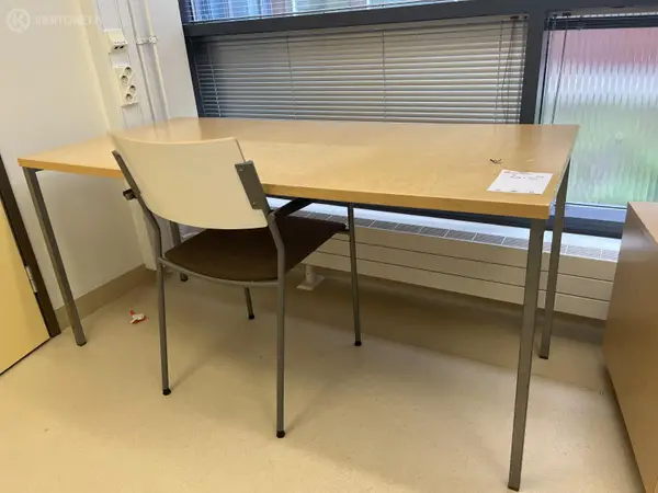 Pöytä + Tuoli (nro 61) tila E1 Fysiatria 222