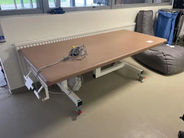 Tutkimuspöytä (nro 346) tila E1 Röntgen 142K