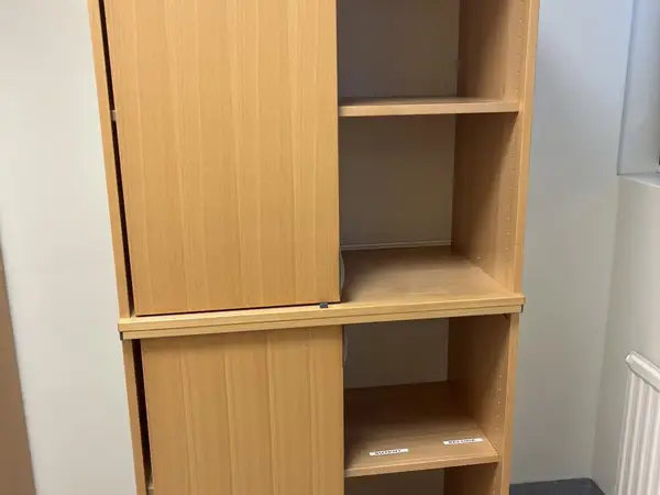 ISKU liukuovikaappi (nro 135) tila E2 Kipupoliklinikka 146
