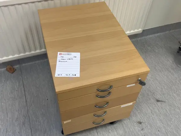 ISKU Lipasto rullilla (nro 120) tila E2 Kuulokeskus 130