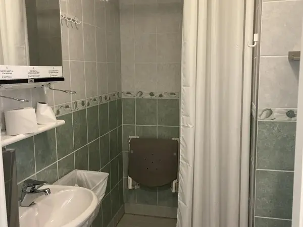 WC-kalusteet + suihku (nro 64) tila D1 vuodeosasto 184