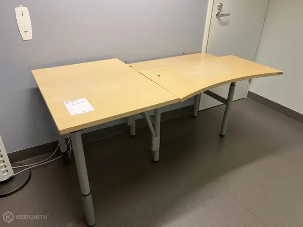 Isku työpöytä (nro 17) tila D1 Leiko 010