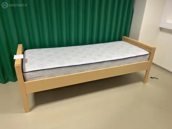 Sänky + patja (nro 274) tila E1 Röntgen 187