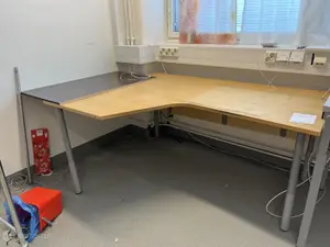 Kulmapöytä (nro 222) tila E1 Fysiatria 071