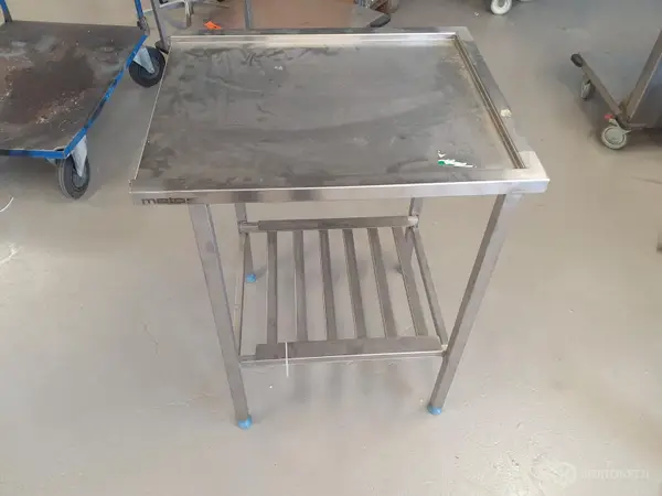 Metos apupöytä