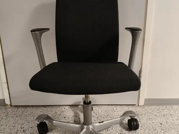 HÄG työtuoli (nro 79) tila S2 Aula