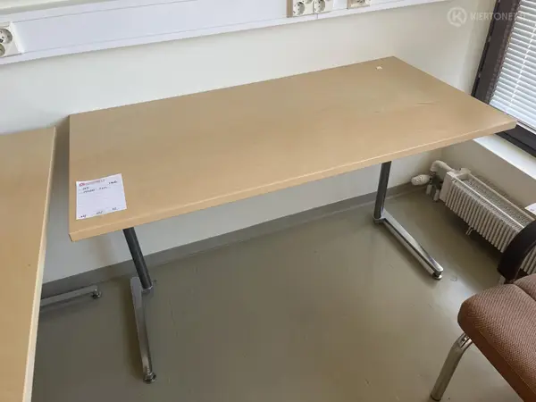 Pöydät 2kpl (nro 183) tila E2 Kuulokeskus 136B