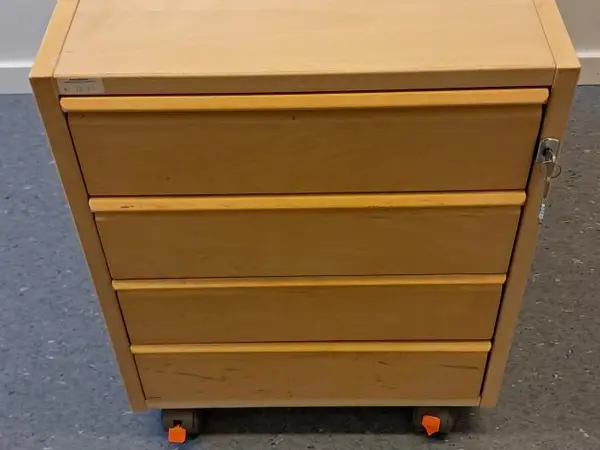 Laatikosto pyörillä (nro 125/48)