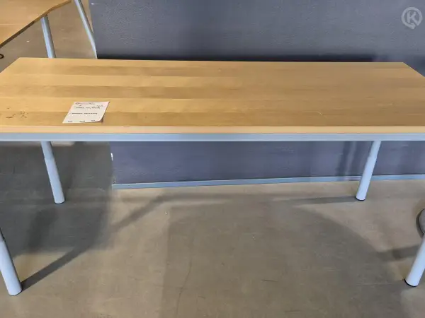 Kapea apupöytä (nro 2) tila 5 Aula