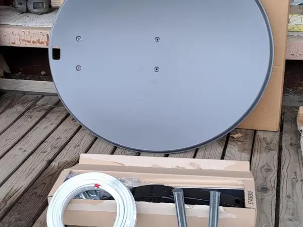 Satelliittiantennin asennussarja, joka sisältää kaapelin ja tarvikkeet. nro UV2 61