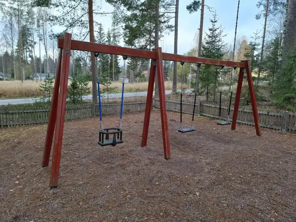 Hausjärven kunta myy Pöllöpuiston kalustusta, Keinu, Ryttylä