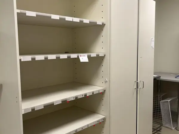 Kaappi + hyllykkö (nro 42) tila F1 Fysiologia 021