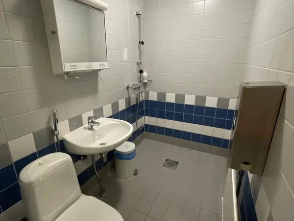 WC-kalusteet + suihku (nro 265) tila D1 Leikkaussalit 310