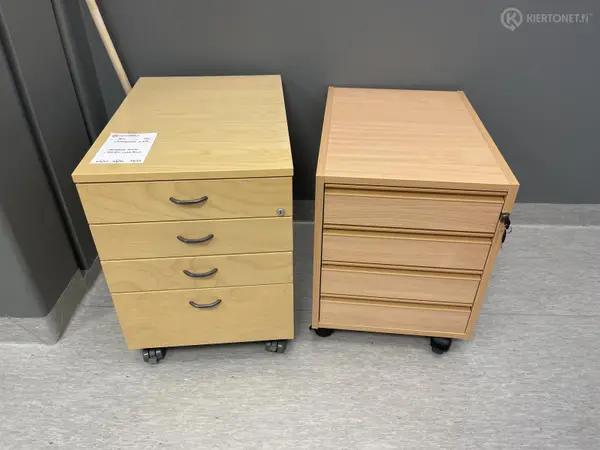 Laatikostot 2 kpl (nro 160) tila E1 Röntgen 152