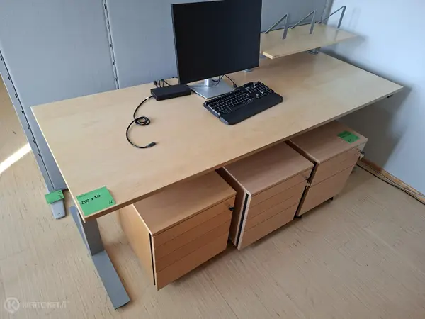 Sähköpöytä telineellä