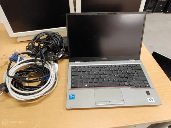 Fujitsu Lifebook U7411 kannettava tietokone + 2x näyttö + USB-C telakka (nro 11.)