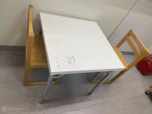 LASTEN TUOLIT 2KPL + PÖYTÄ (nro 98) tila E2 Kuulokeskus 116