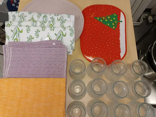 Kukkamaljakoita, lautasliina-annostelijoita ja tapletteja