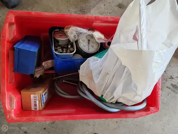 Sekalaisten LVI-, kaasu- ja sähkötarvikkeita mm. painemittari,paineilmaletkut nro KH133