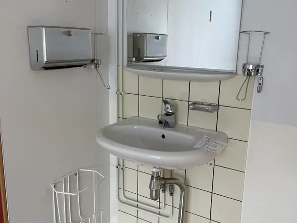 Käsienpesupisteet 3 kpl (nro 65) tila 1.krs 142
