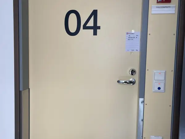 Äänieriste ja palo-ovi (nro 57) tila E1 Fysiatria 222