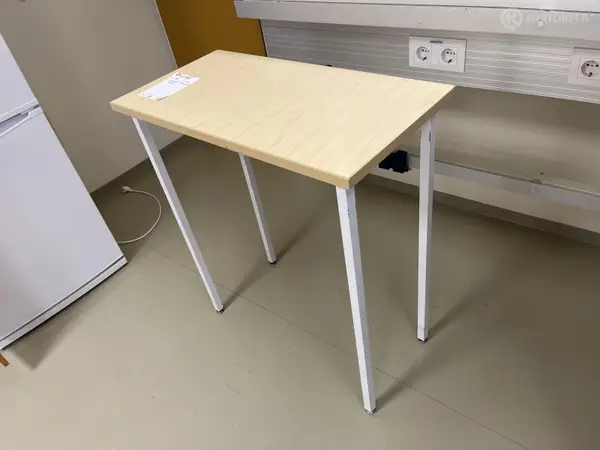 Kapea seisomapöytä (nro 145) tila E2 Kipupoliklinikka 071