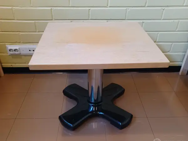 Pieni pöytä