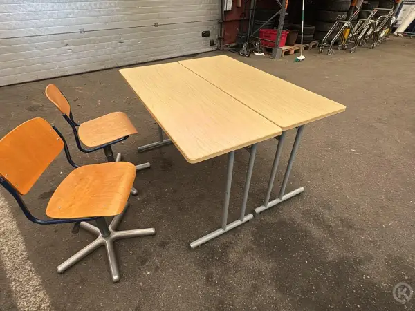 Kaksi tuolia ja kaksi työpöytää (2104)