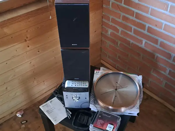 Sony CMT-EH25 -mikro-hifi-järjestelmä ja Polaroid EDC 7150 -seinäkello, Cd-levyt nro UV2 48