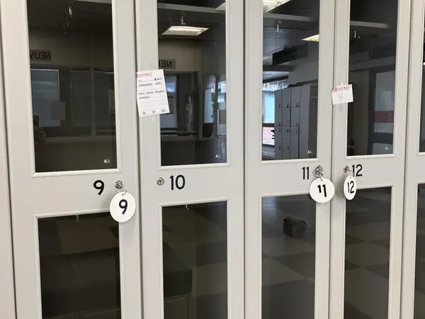 PUKUKAAPIT 2 kpl (nro 41) tila E2 Aula Aula