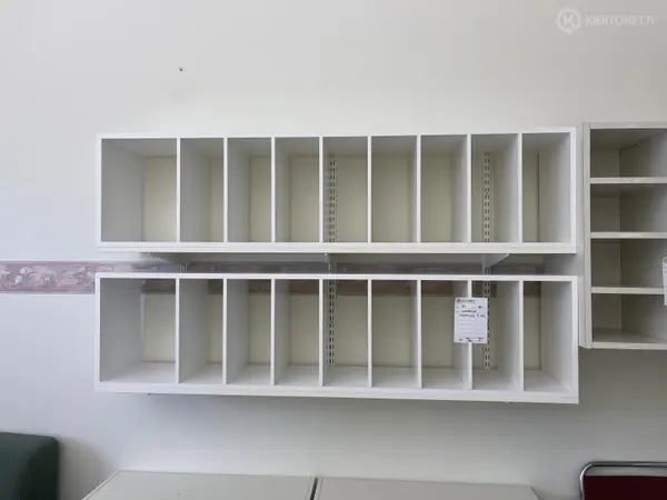 Lokerikot kiskoilla 2 kpl (nro 54) tila D1 vuodeosasto 184