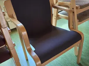 Käsinojallinen siisti tuoli.